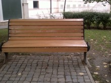 Почистиха от черната боя пейката до Дома на културата