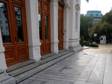 Мъж опита да хвърли черна боя по Народното събрание