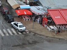 Полицаи спряха на пешеходна пътека, за да се редят за дюнери