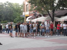 Пореден протест пред БНБ, този път имаше и футболни фенове