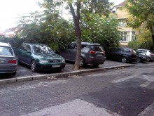Тротоар се превърна в паркинг