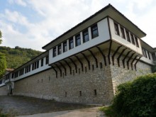 Дядо Николай плаши с палатка пред "Св. Кирик"