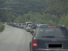 Километрично задръстване по пътя към Кръстова гора