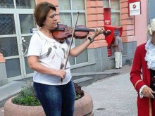 Татяна Дончева посвири на цигулка и събра погледите в центъра на Пловдив