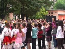 Менче с вода за първолаците в СОУ "Св. Паисий Хилендарски"