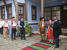 Смях, песни и танци с "На гости на старите българи" в Стария град