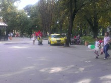 Арогантно такси цъфна по средата на Цар Симеоновата градина! Ще му се размине ли?