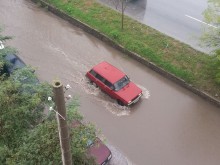 Вода заля локалното на Карловско и коварно скри дупките отдолу