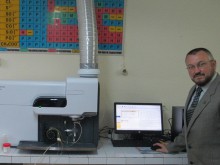Студенти по химия се обучават на уникален спектрометър