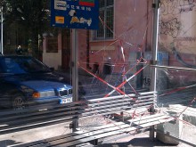 Опасна спирка в центъра на Пловдив! Трябва ли някой да пострада?