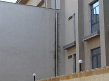Странни петна се появиха по ремонтирания за милиони Градски дом на културата