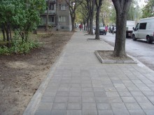 Продължава изграждането на нови тротоари в "Северен"