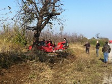 С опасност за живота е шофьорът, пострадал при тежката катастрофа край Брестник