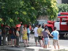 Три пожарни гасят една лампа