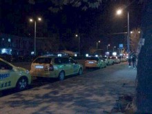 Нагли таксита заеха цяла спирка, хората се чудят как да минат!