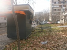 Преместиха Lafka-та на ул. "Богомил", счупиха пейките