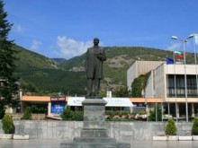 Фирма иска да продаде паметника на Иван Вазов в Сопот заради дълг