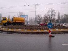Махнаха паветата на кръговото до Водната палата