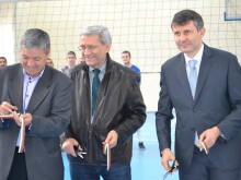 Откриха напълно обновената спортна зала "Медик"