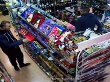 Видео 2: Крадците от Кючука отново в действие! Луканка майсторски се пъха в ръкава!