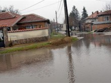 Отводняват 100 къщи в Съединение, в Белозем раздават помпи