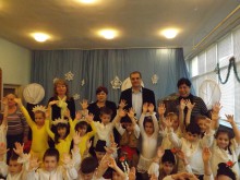 Децата от ЦДГ "Биляна" сурвакаха кмета на "Източен"