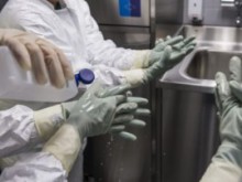Спряха тестването на ваксината срещу Ебола заради странични ефекти