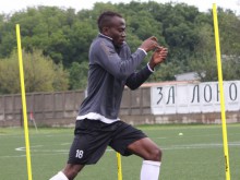 Нигериецът отлага старта с Локомотив