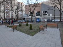 Паркът до "Гранд"-а напълно завършен, пейки тип "Виена" са черешката на тортата