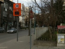 Електронните знаци с радари са поставени пилотно