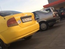 Паркинг на магазин се напълни с "инвалиди"