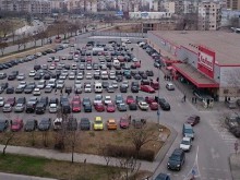 Пловдивчани препълниха супермаркетите часове преди новата година