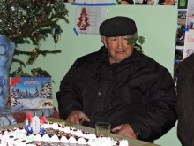 100-годишен дядо пийва ракия и копае домати