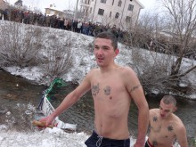 Ученик спаси кръста в Карлово