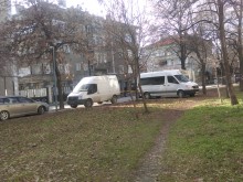 Търговец на коли паркира по тротоарите в "Южен"