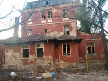 Роми и наркомани вилнеят в бивш хотел до "Практикер"