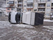 Вижте как ураганният вятър обърна камион в Сопот