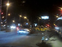 Такси замесено в катастрофа на оживено кръстовище в Пловдив