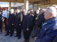 Кметът д-р Емил Кабаиванов подкрепи протестиращите на жп гара Карлово