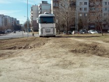 ТИР-ове и джипове паркирани по градинките в "Тракия"