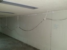 Грозно, опасно, малоумно: Захранващи кабели провиснаха в пловдивски подлез!