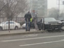 "Мерцедес" се вряза в разделителна ограда в Пловдив тази сутрин