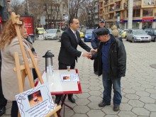 Вижте как кмет раздаваше безплатен билков чай на пловдивчани днес