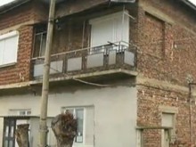 Семейство живее в гараж, съседи им зазидали входа към дома