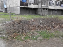 Читател: Зарязан боклук между блоковете