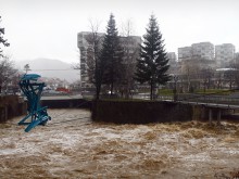 Реката в Златоград покачи критично нивото си