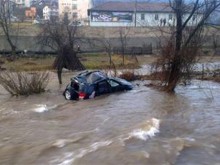 Водолази търсят удавеното семейство от Девин в яз. "Цанков камък"