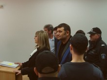 Райфъла и компания остават на топло заради депутатските мерцедеси