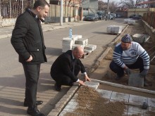 Нов тротоар правят в "Коматево"