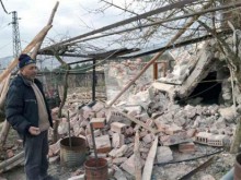 Свлачище разруши двуетажна къща, още 20 на път да я последват